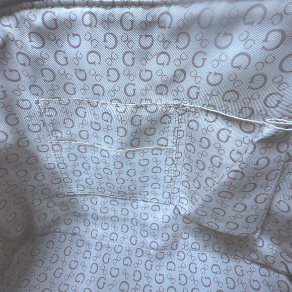 GUESS purse with a removable shoulder strap. - Picture 9 of 12